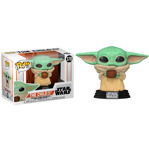 Figurine Funko POP The Child de Star Wars Mandalorian tenant une tasse, vue de face en boîte vitrine transparente.