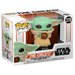 Vue latérale de la figurine Funko POP Star Wars The Child avec sa tasse, exposée dans sa boîte collector.