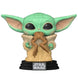 Vue rapprochée de la figurine Funko POP The Child avec grenouille, détail et couleurs vives
