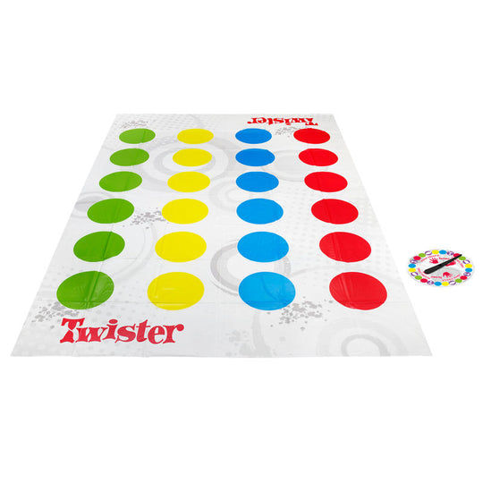 Joueurs en pleine partie de Twister, mains et pieds sur les cercles colorés du tapis