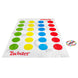 Joueurs en pleine partie de Twister, mains et pieds sur les cercles colorés du tapis