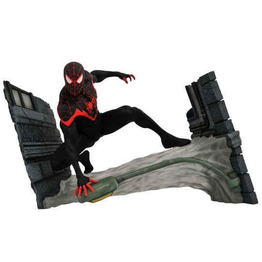 Figurine Spiderman Miles Morales 18cm en PVC par DIAMOND SELECT, vue de face avec détails précis du costume Marvel.