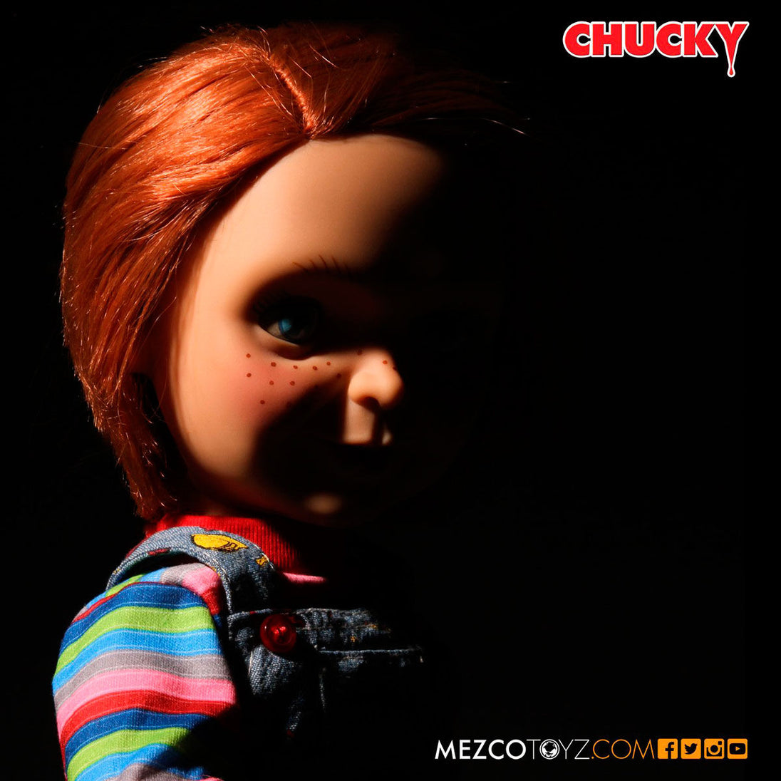 Gros plan sur le visage expressif de la figurine Chucky Good Guys 38 cm