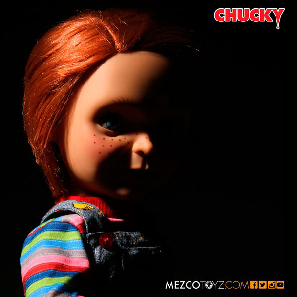 Gros plan sur le visage expressif de la figurine Chucky Good Guys 38 cm