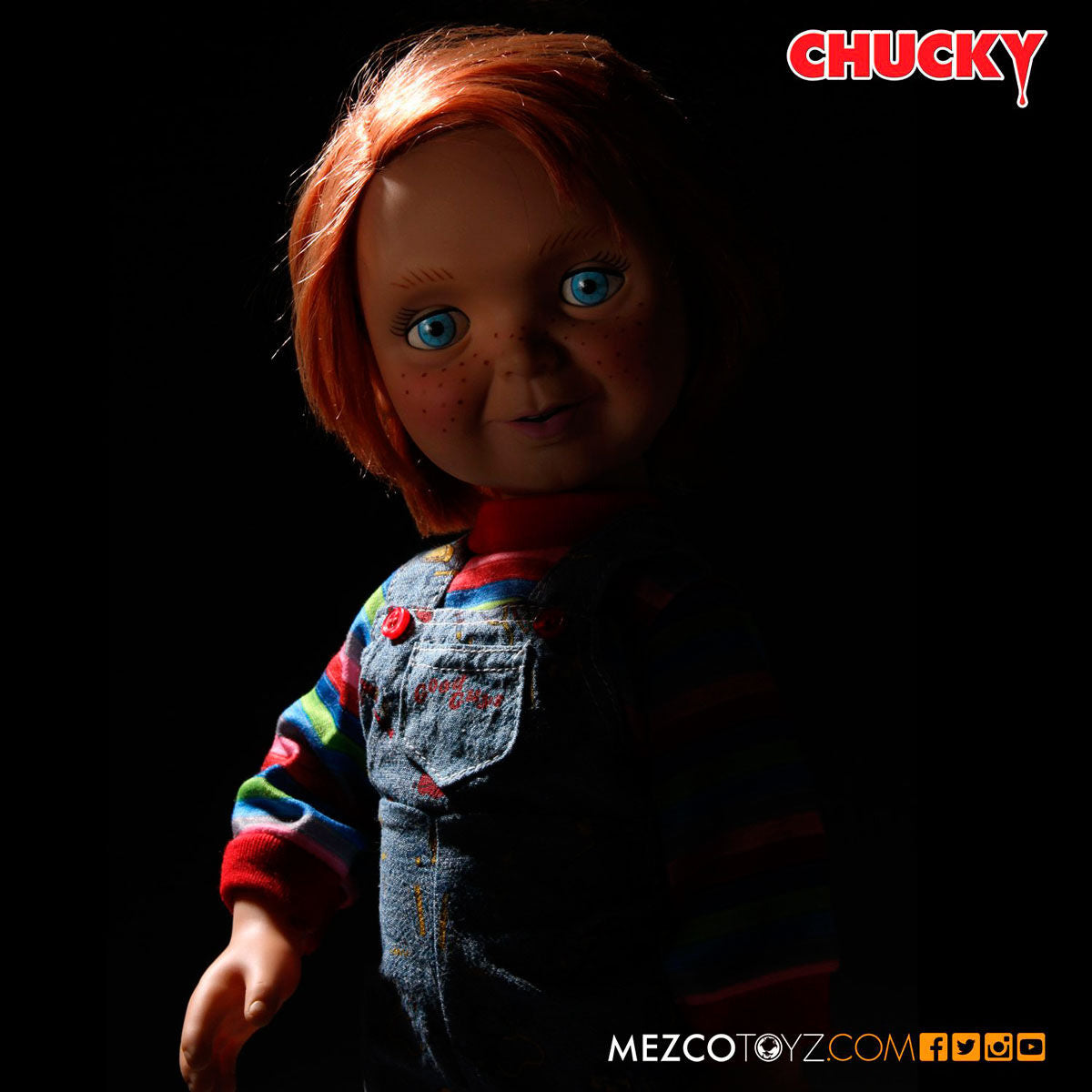 Vue latérale de la figurine Chucky Good Guys 38 cm montrant les détails des vêtements