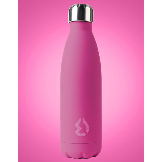 Bouteille Water Revolution en fuchsia entourée de fruits frais illustrant la fraîcheur des boissons conservées