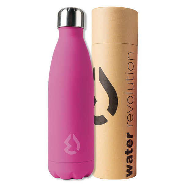 Bouteille isotherme Water Revolution fuchsia de 500ml posée sur une table en extérieur