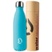 Bouteille isotherme WATER REVOLUTION turquoise 500ml en acier inoxydable posée sur une table en bois