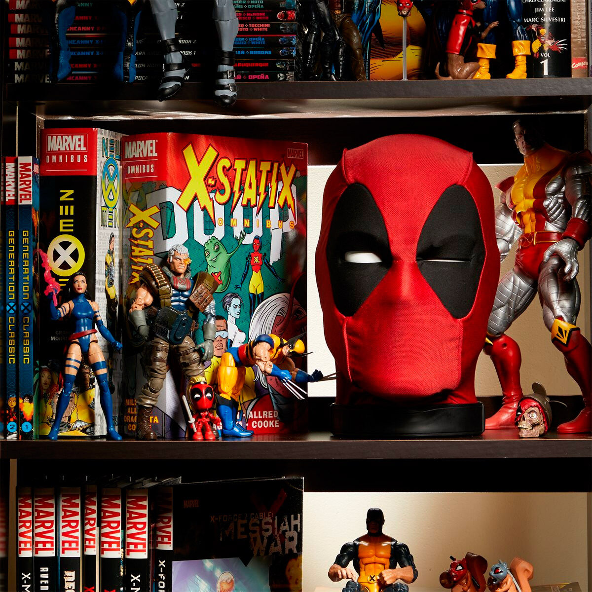 Présentation du buste Deadpool avec application mobile affichée sur smartphone