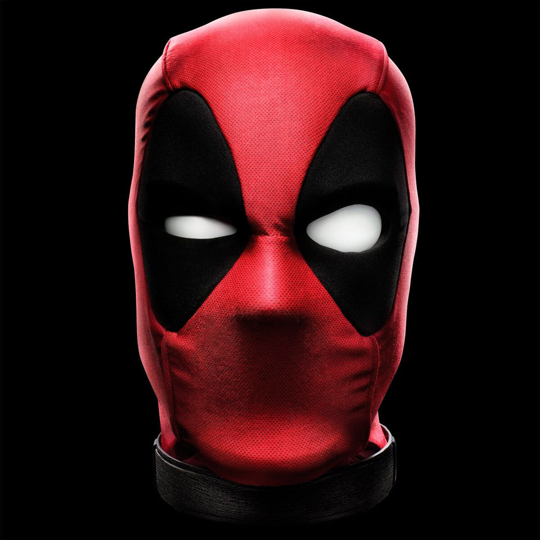 Photo du buste Deadpool avec éclairage mettant en valeur les textures réalistes