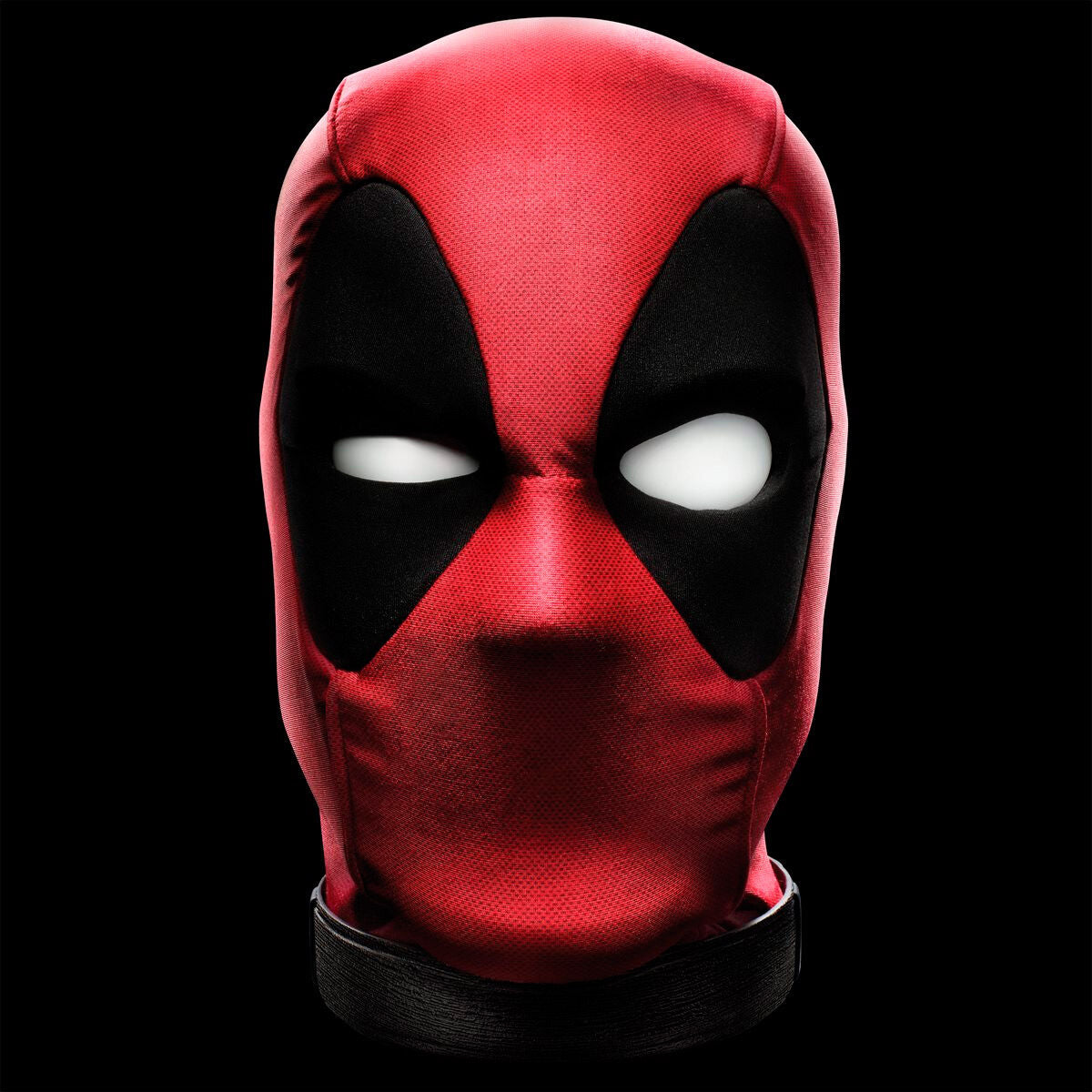Photo du buste Deadpool avec éclairage mettant en valeur les textures réalistes