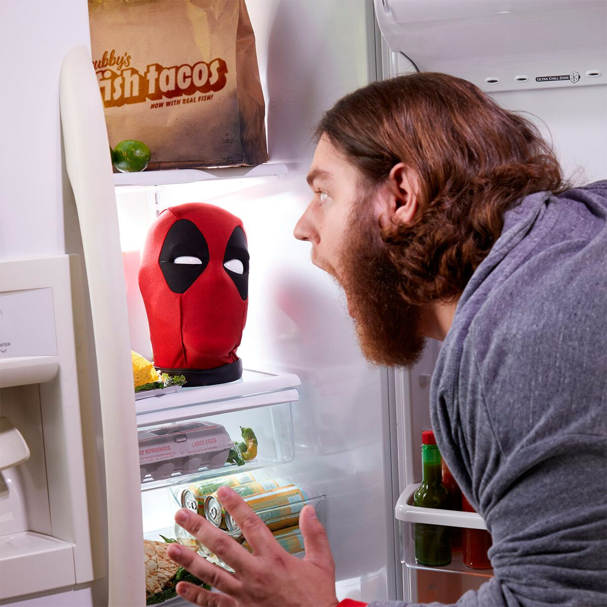 Vue d'ensemble du buste interactif Deadpool avec accessoires et présentation complète