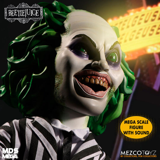 Figurine Beetlejuice parlante de 38cm en position debout avec détails précis du visage et costume.