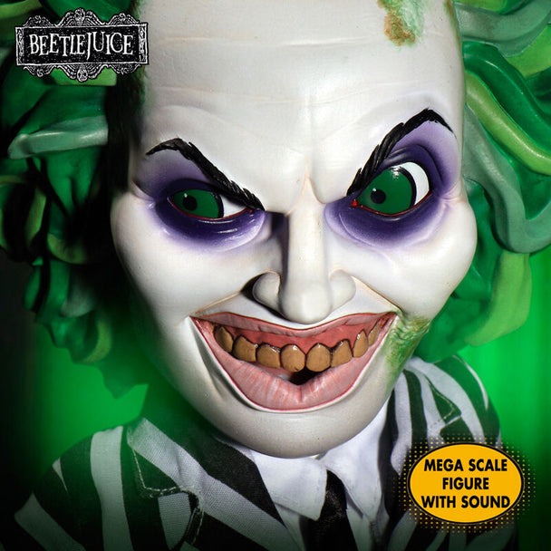 Gros plan sur le visage expressif de la figurine Beetlejuice MEZCO TOYZ avec peinture soignée.