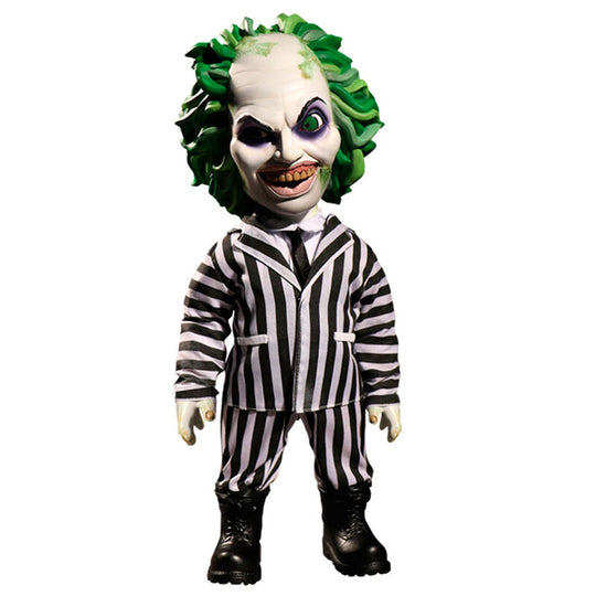 Accessoires et piles LR44 inclus affichés à côté de la figurine Beetlejuice Mega Scale.