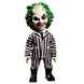 Accessoires et piles LR44 inclus affichés à côté de la figurine Beetlejuice Mega Scale.