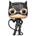 Vue rapprochée de la figurine Funko POP Catwoman avec détails du costume noir et masque