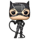 Vue rapprochée de la figurine Funko POP Catwoman avec détails du costume noir et masque