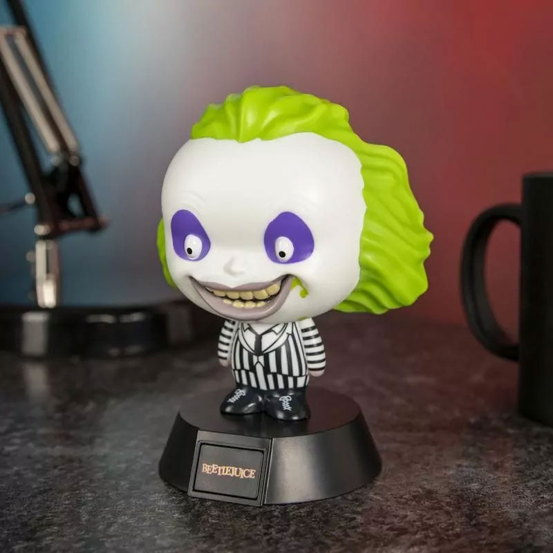 Lampe Beetlejuice sur une étagère décorative dans une ambiance tamisée