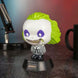 Lampe Beetlejuice sur une étagère décorative dans une ambiance tamisée