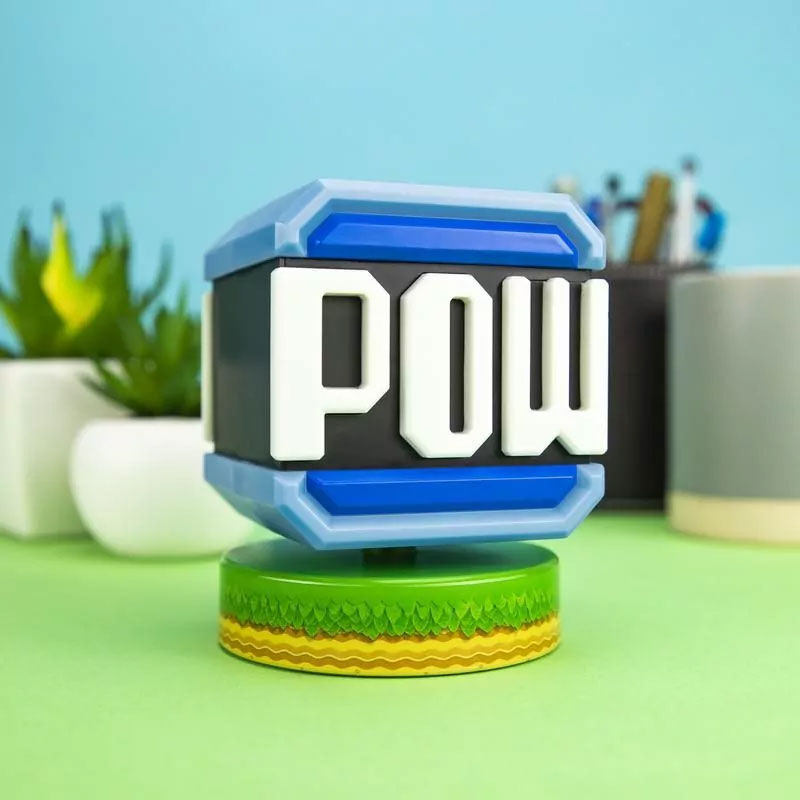 Gros plan sur l'icône POW lumineuse en LED de la lampe Paladone Super Mario