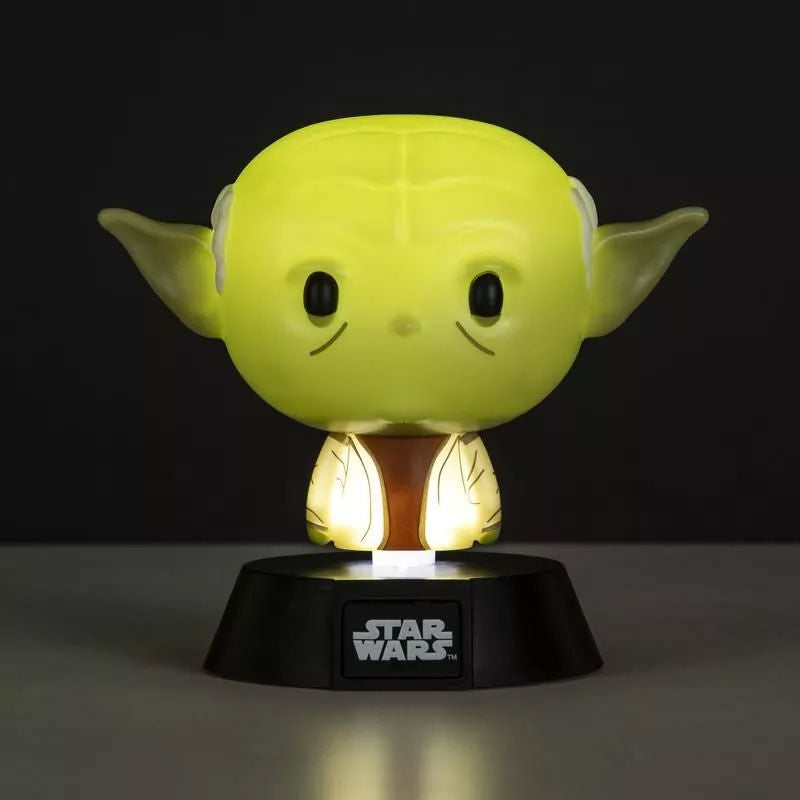 Lampe Yoda en fonctionnement éclairant une pièce sombre avec lumière verte