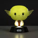 Lampe Yoda en fonctionnement éclairant une pièce sombre avec lumière verte