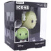 Lampe Yoda Icon Light éteinte posée sur une étagère avec décor geek