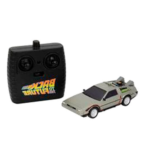 Gros plan sur les détails de la carrosserie de la voiture radiocommandée Back to the Future à l'échelle 1:32