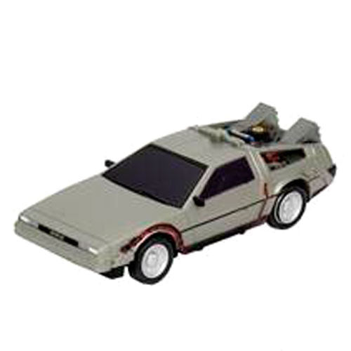 Image montrant la voiture radiocommandée Back to the Future Time Machine en mouvement avec télécommande