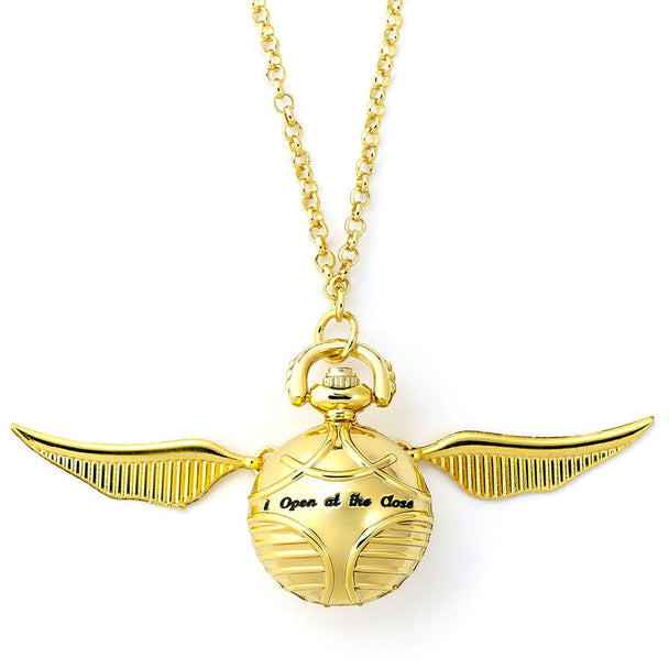 Gros plan sur le pendentif montre en forme de Golden Snitch avec ailes déployées dorées