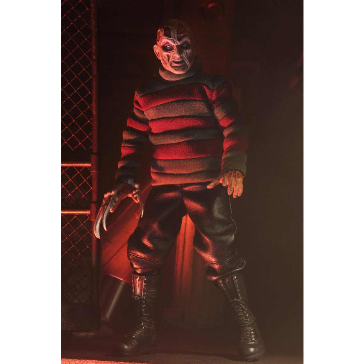 Vue latérale de la figurine Freddy Krueger montrant ses vêtements authentiques et sa main gantée de lames