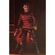 Vue latérale de la figurine Freddy Krueger montrant ses vêtements authentiques et sa main gantée de lames
