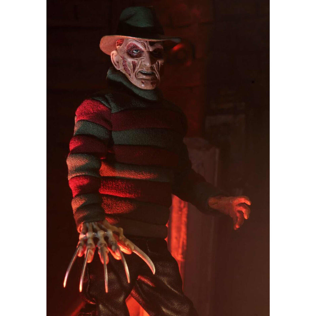 Figurine Freddy Krueger posée avec ses accessoires inclus, prêt pour une mise en scène effrayante