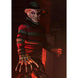 Figurine Freddy Krueger posée avec ses accessoires inclus, prêt pour une mise en scène effrayante