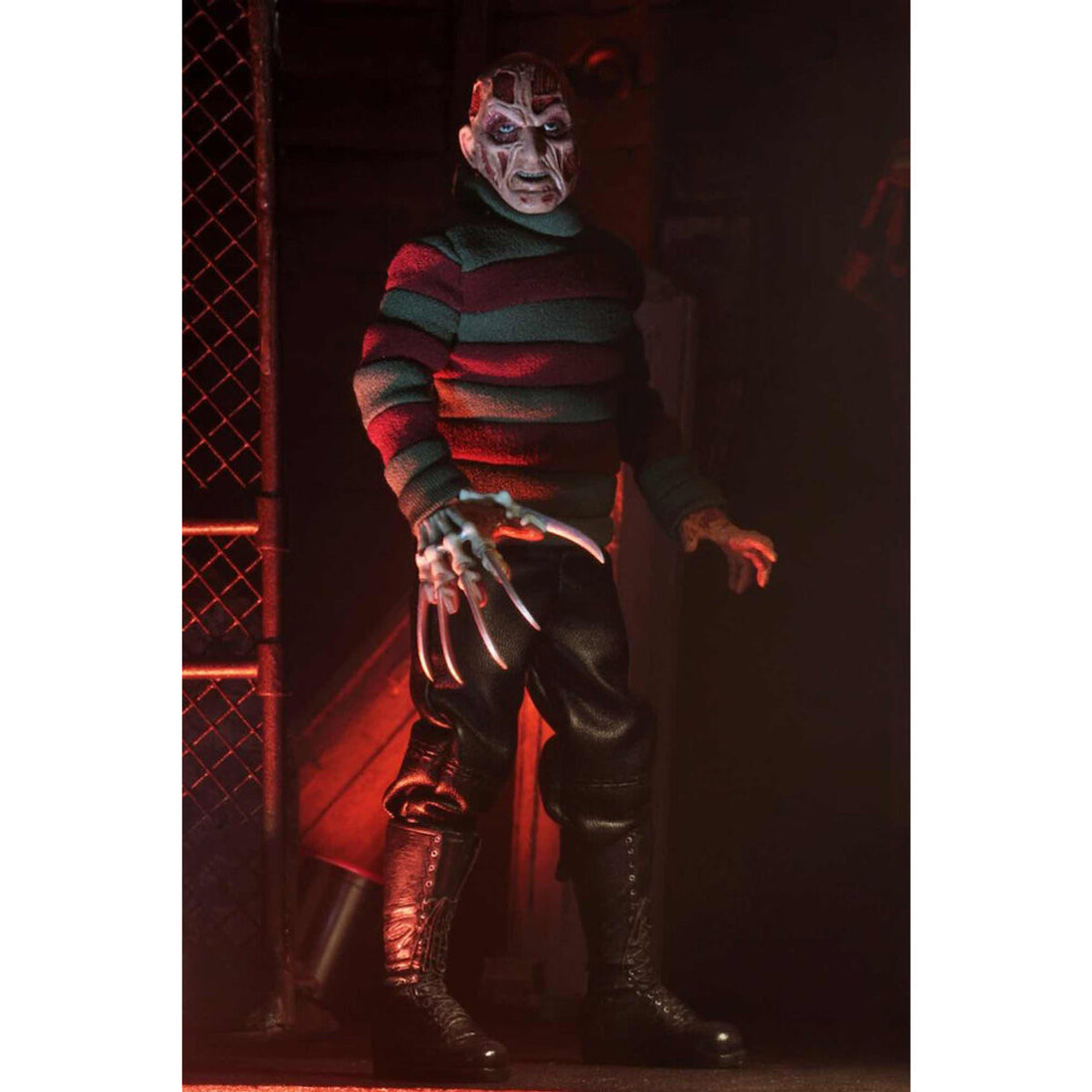 Image détaillée des vêtements réalistes et textures de la figurine Freddy Krueger NECA 20cm