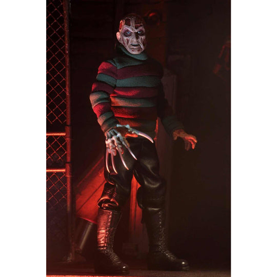 Image détaillée des vêtements réalistes et textures de la figurine Freddy Krueger NECA 20cm