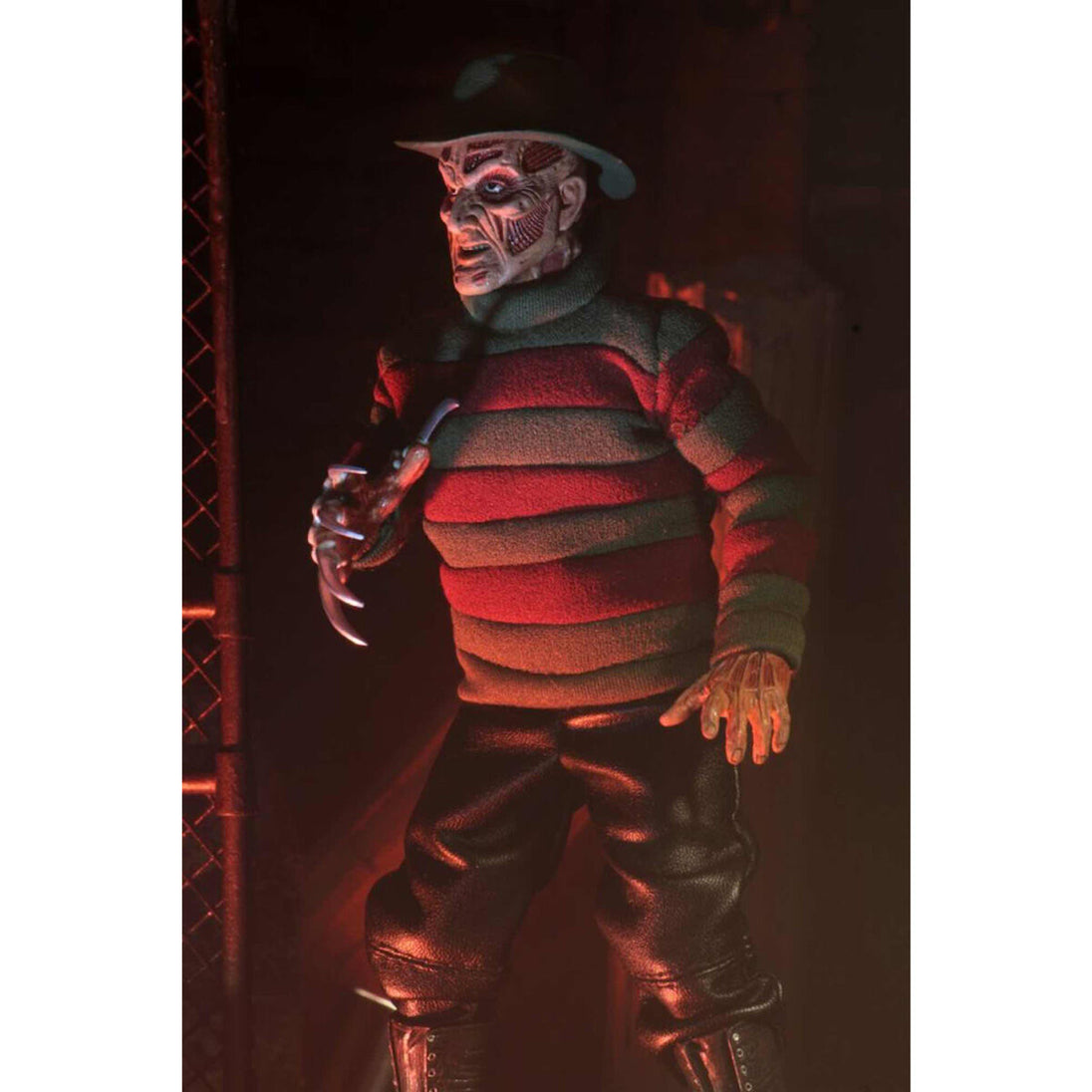 Photo de la figurine Freddy Krueger de dos, révélant les détails du manteau et des accessoires