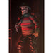 Photo de la figurine Freddy Krueger de dos, révélant les détails du manteau et des accessoires