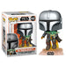 Figurine Funko POP The Mandalorian Mando avec jet pack en vol, vue de face dans sa boîte vitrine