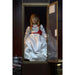 Zoom sur le visage effrayant de la figurine Annabelle NECA inspirée de The Conjuring