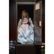 Zoom sur le visage effrayant de la figurine Annabelle NECA inspirée de The Conjuring