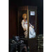 Figurine Annabelle posée avec accessoires inclus sur fond neutre