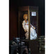 Figurine Annabelle posée avec accessoires inclus sur fond neutre