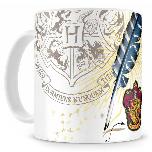 Vue de côté du mug Harry Potter montrant le blason coloré de Poudlard et les détails du design