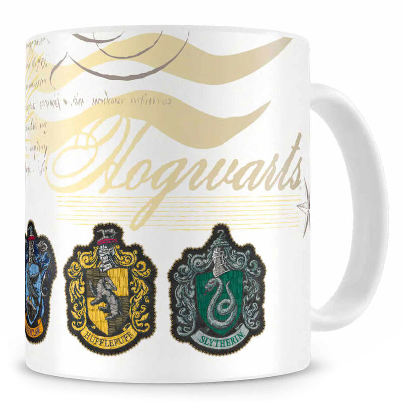 Mug Harry Potter en plastique transparent posé sur une table, prêt à être utilisé pour une boisson chaude