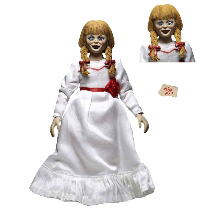 Vue rapprochée des mains et accessoires de la figurine Annabelle NECA 20cm