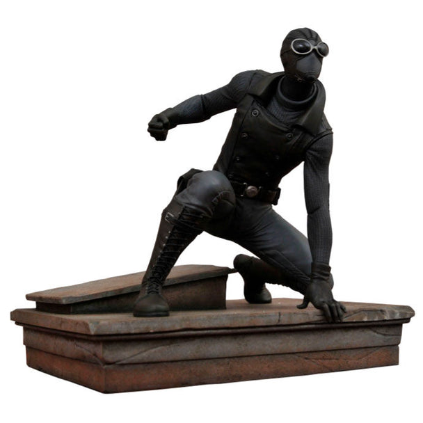Statue Marvel Spiderman en costume noir de 18 cm vue de face, détaillant le design soigné et les couleurs vives