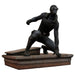 Statue Marvel Spiderman en costume noir de 18 cm vue de face, détaillant le design soigné et les couleurs vives