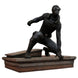 Statue Marvel Spiderman en costume noir de 18 cm vue de face, détaillant le design soigné et les couleurs vives